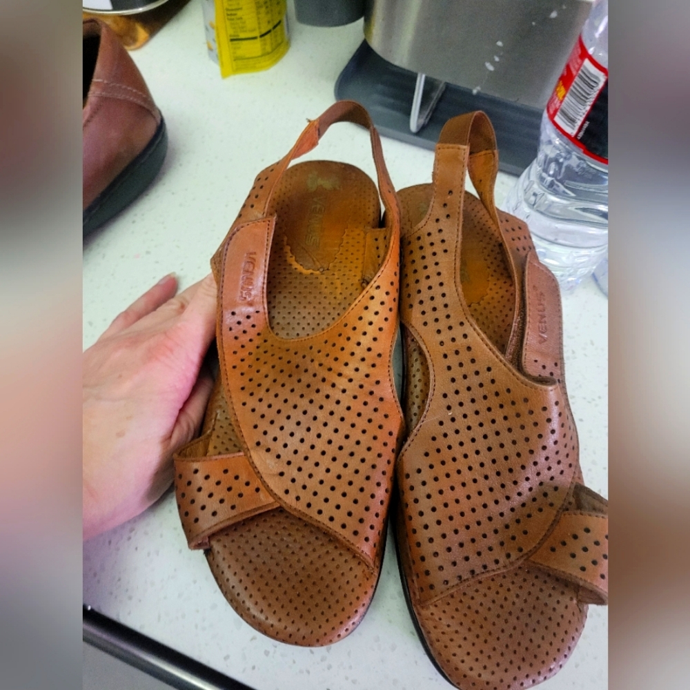 Venus sandals